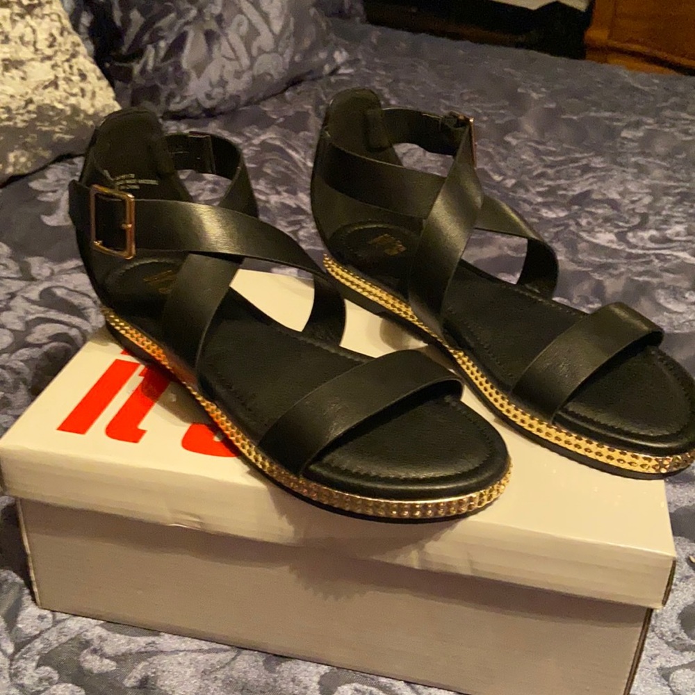 A size 8 color black and gold